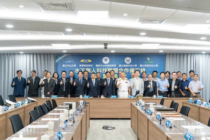 中科院25日與國立中山大學、海軍軍官學校、國立高雄科技大學、國立屏東科技大學簽署合作備忘錄（MOU），共同組成「水下無人科技策略聯盟」，中科院人員與各校代表合影。（中科院提供）