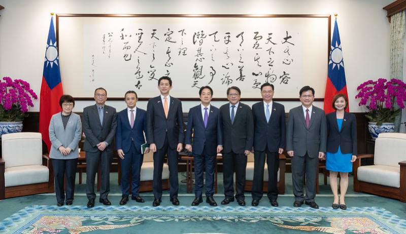 總統與訪賓一行合影