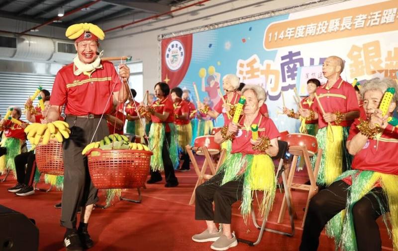 南投縣衛生局26日舉辦「活力南投 銀齡飛揚」長者活躍老化競賽，全縣13鄉鎮市代表隊、431名長輩同台競賽，展現長者們健康活力與生命價值。（南投縣政府提供）