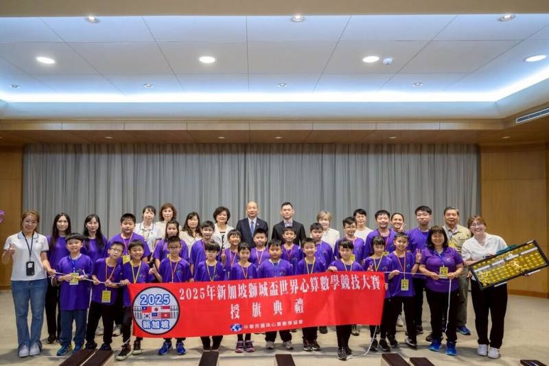 立法院長韓國瑜（後排中）接見中華民國珠心算數學協會一行，他代表立法院向所有選手致上最高祝福，預祝在「2025新加坡獅城盃世界心算數學競技大賽」大放異彩，奪得冠軍。 （立法院提供）