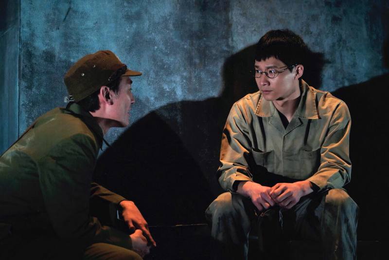 演員黃冠智（右）演出台日共製舞台劇「流浪樹」，該劇26日至29日將移師台北藝術大學戲劇廳演出。（52PRO!提供）