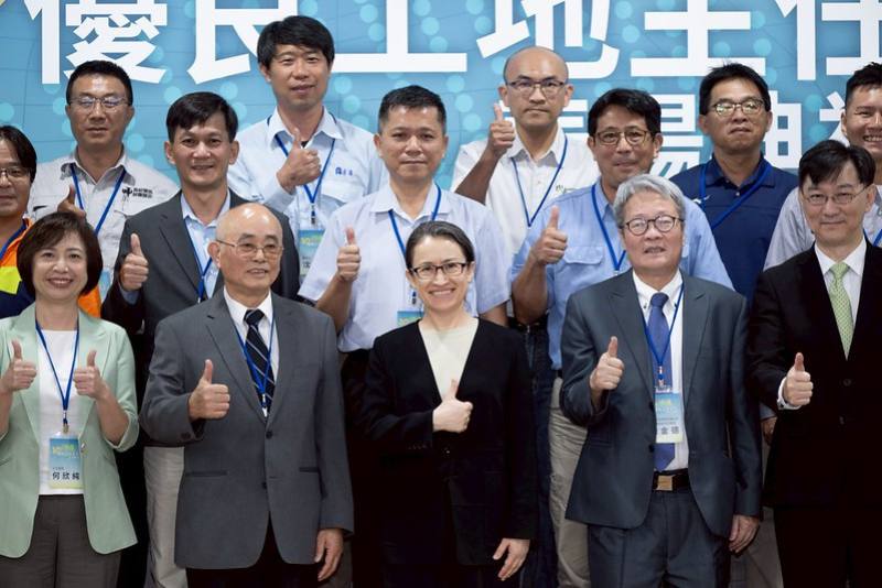 副總統與出席人員合影