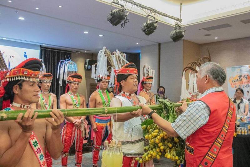 花蓮縣豐濱鄉公所7月11、12日將舉辦「2025豐濱Romadiw音樂市集」，結合音樂、藝術、市集與自然風景，鄉公所25日舉行宣告記者會，部落青年勇士以傳統「報訊息」儀式揭開序幕。（豐濱鄉公所提供）