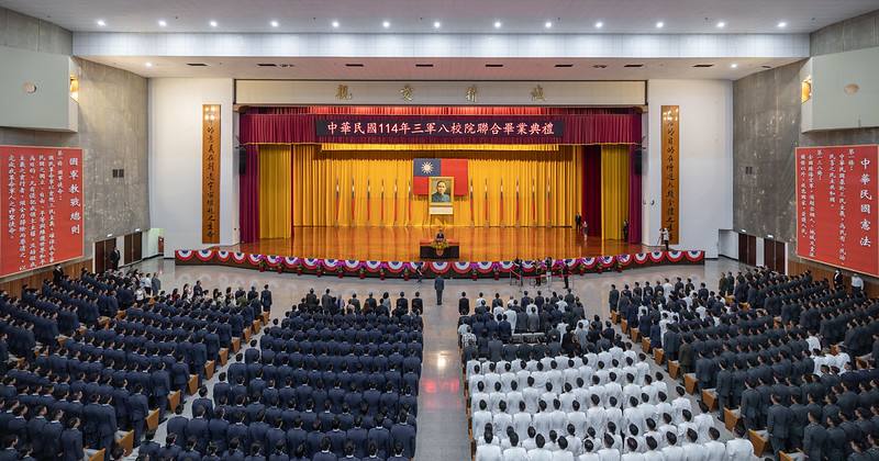 總統出席三軍八校院聯合畢業典禮　期勉堅定捍衛國家主權　成為守護家園最堅定的力量
