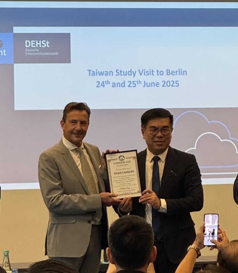 部長頒發顧問聘書予Dr. juergen