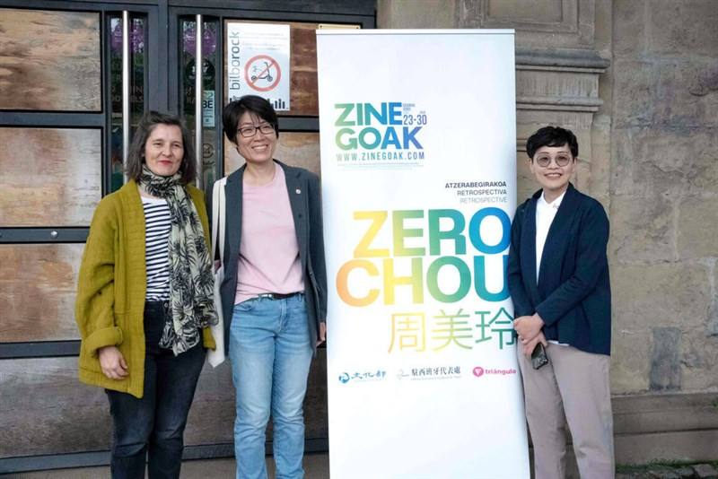 Hoho Liu (center) poses with a banner that reads 'Zero Chou,' alongside Alaitz Arenzana Letamendi (left) and Chang Yu-hsuan (張祐瑄), head of the cultural division at the Taipei Economic and Cultural Representative Office in Spain. Photo courtesy of the Zine