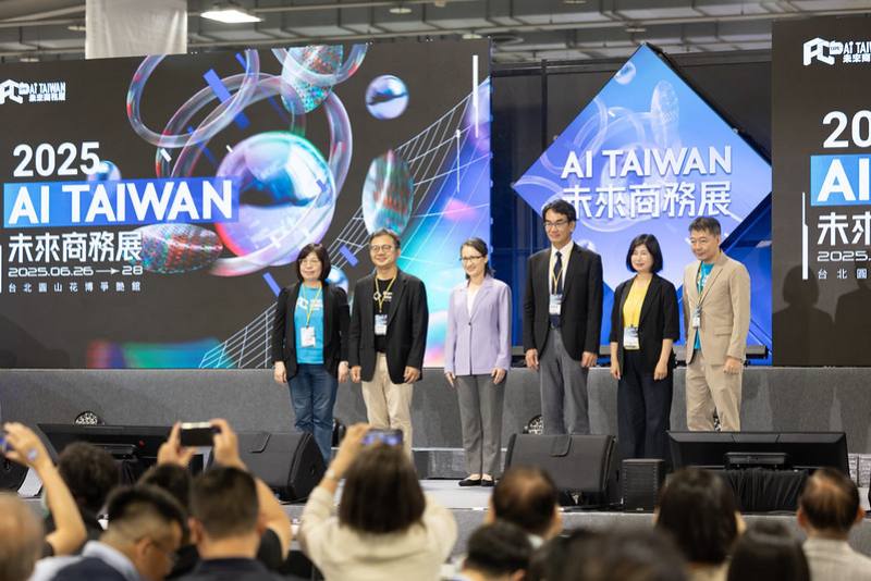 蕭美琴副總統26日上午前往圓山花博爭艷館出席「2025 AI TAIWAN 未來商務展開幕儀式」