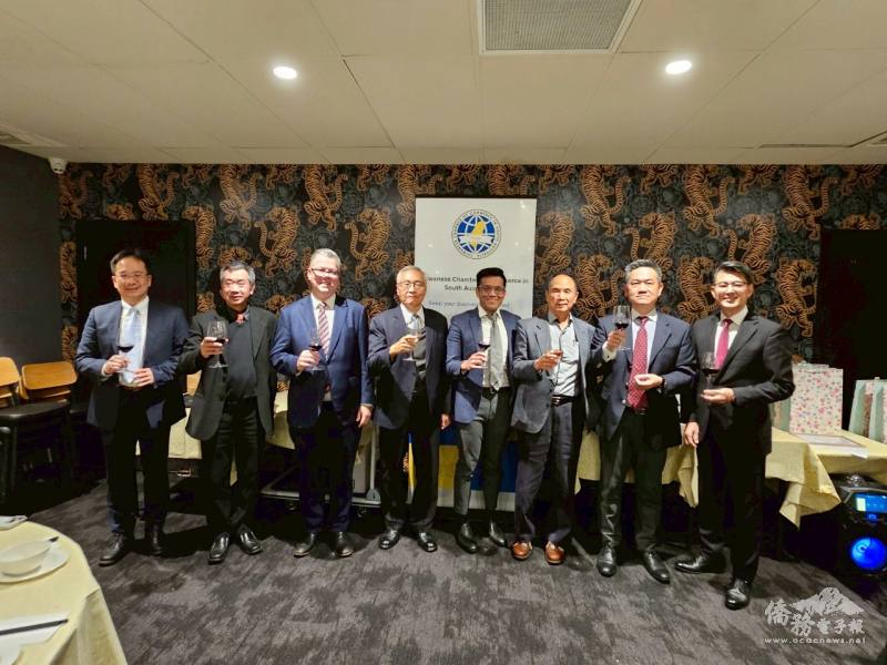 與會貴賓舉杯共慶商會成立