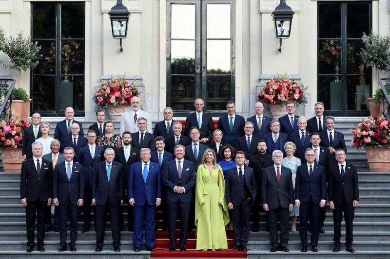 北約高峰會25日在荷蘭海牙進行，晚宴前各國領袖合影。（路透社）