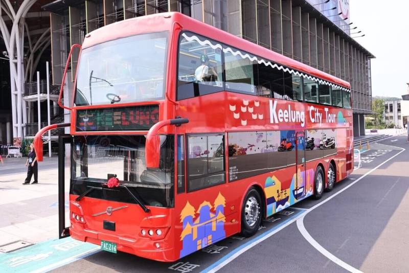基隆雙層觀光巴士25日在基隆城際轉運站亮相，正式上路日期與路線仍待基隆市政府規劃，未來將配有隨車導覽員與多語音導覽系統，讓國內外旅客深入認識基隆歷史與風貌。（基隆市政府提供）