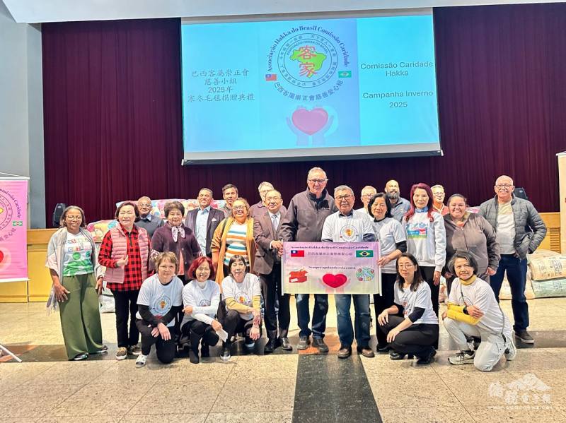 巴西客屬崇正會寒冬捐贈毛毯，與受贈單位合影