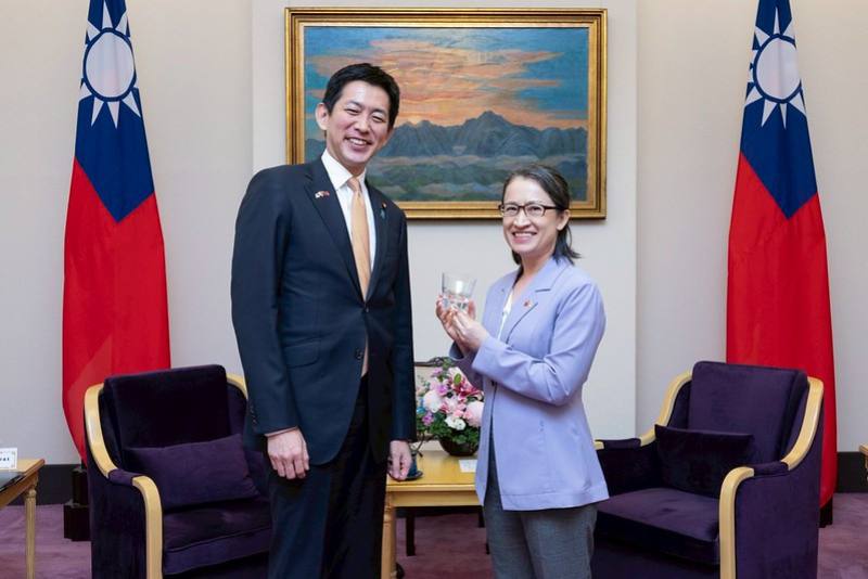 蕭美琴副總統今（26）日上午接見「日本前經濟安全保障擔當大臣小林鷹之眾議員」