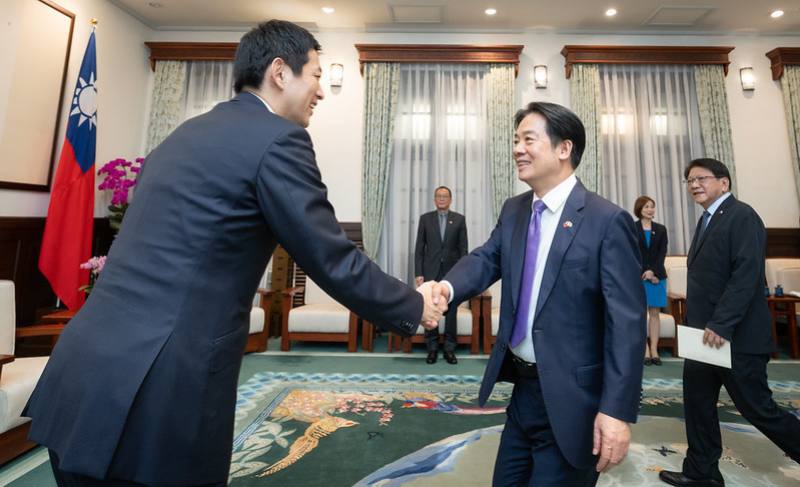 President Lai shakes hands with Japan’s former Economic Security Minister Kobayashi Takayuki.