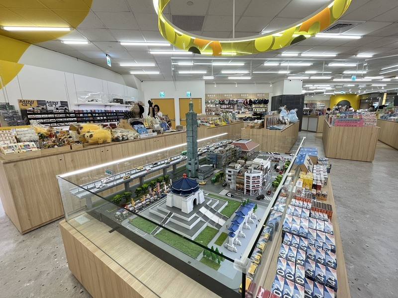 三創生活旗下科技生活選物店「創Q Space」首度拓點南台灣，占地180坪的門市26日在高雄夢時代熱鬧開幕，吸引不少消費者造訪