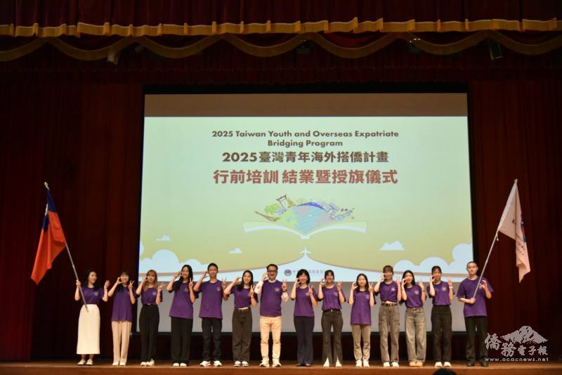 阮昭雄與加拿大溫哥華組學員授旗合影