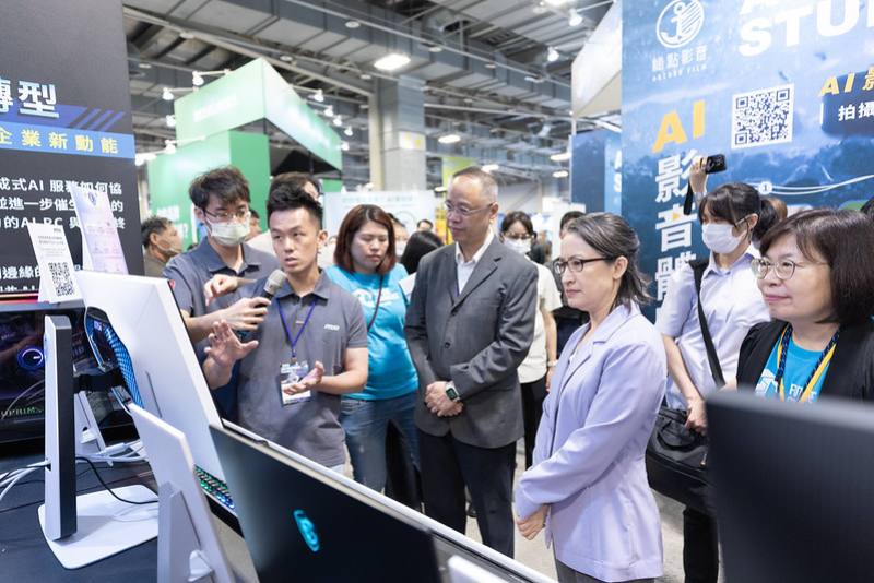 副總統在巨思文化執行長陳素蘭等人的陪同下參觀主題展區，進一步了解AI技術與發展趨勢，以及臺灣AI產業的全球競爭力