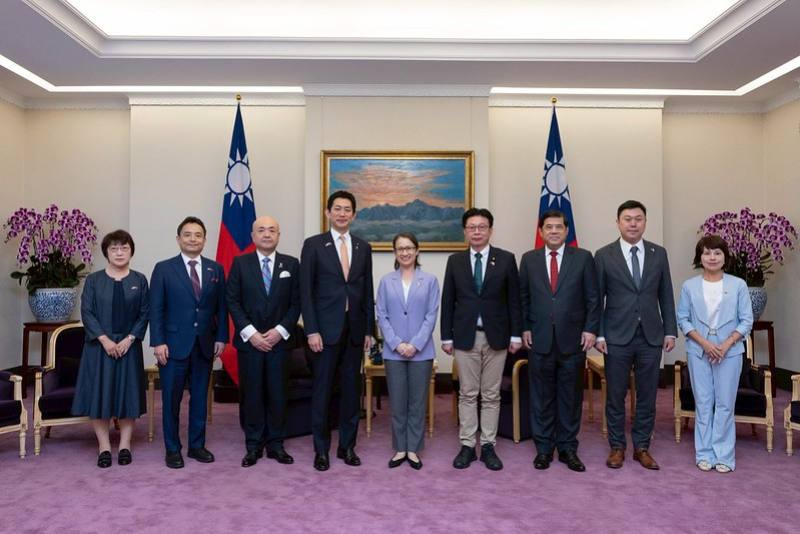 副總統與「日本前經濟安全保障擔當大臣小林鷹之眾議員」合影