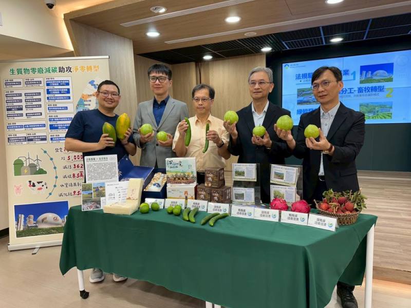 葉俊宏次長(右2)拿起施肥方式不同的展示農產品