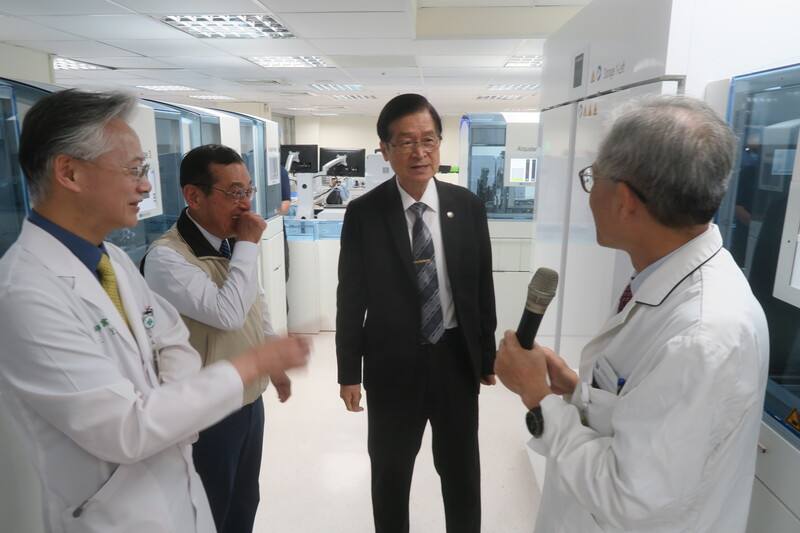 退輔會主委嚴德發（右2）24日視導台中榮民總醫院，參觀全自動智能檢驗室