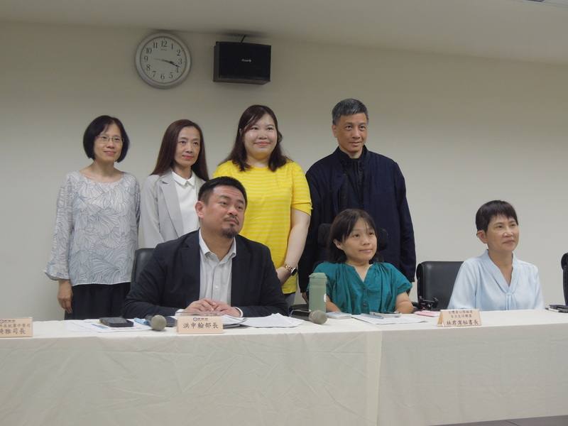 勞動部26日舉行記者會，部長洪申翰（前左）等人會中宣布，歷經2年蒐集資料並聽取民團、專家學者等相關意見後，已訂定「身心障礙者職場合理調整行政指導」，7月1日正式上路