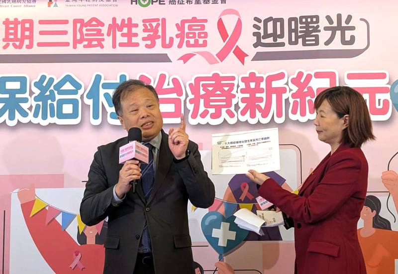 健保署副署長龐一鳴（左）26日指出，國內乳癌篩檢做很好、初期診斷比例也很高，然而死亡率卻遲遲未能改善，主要在於乳癌容易復發、治療工具有限，疾病又年輕化；目前盼能透過加速給付有科學實證的治療方式，達成總統賴清德健康台灣目標