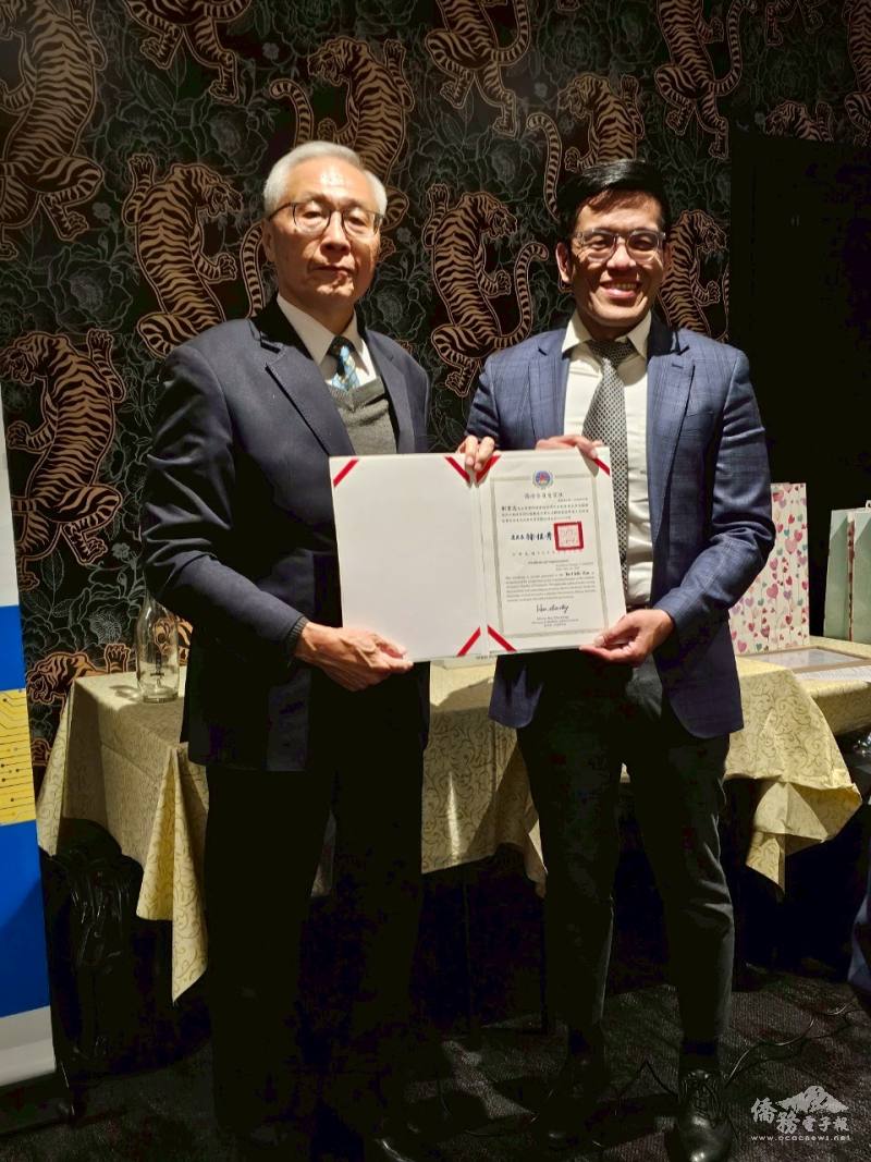 僑務委員會副委員長張良民代表委員長徐佳青頒贈賀函給會長劉育志