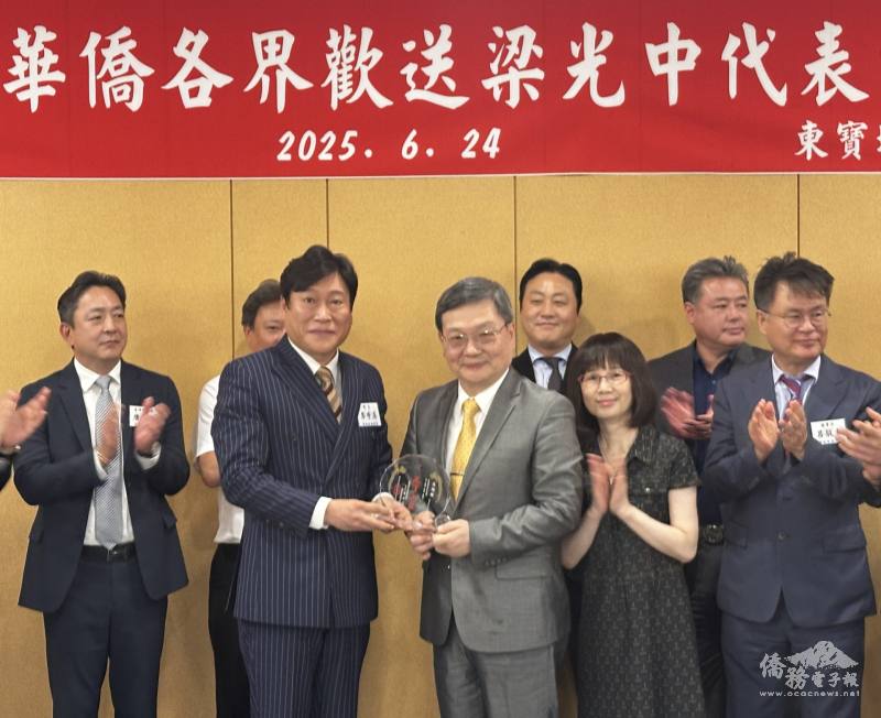 會長李中漢(左)致贈梁光中(右)感謝牌