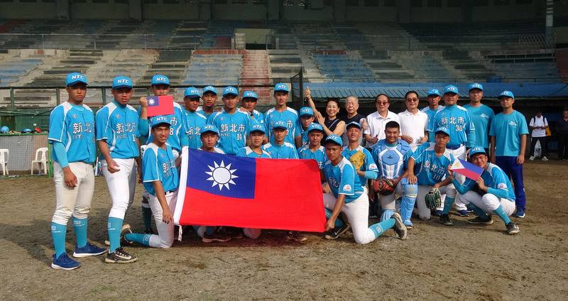 2025年小馬聯盟帕馬級亞太區青棒錦標賽，由新北市穀保家商青棒隊代表出征的台灣隊，4戰全勝奪冠，取得赴美參加世界賽資格。圖為教練團、選手以及旅菲台商26日在第4戰賽後合影