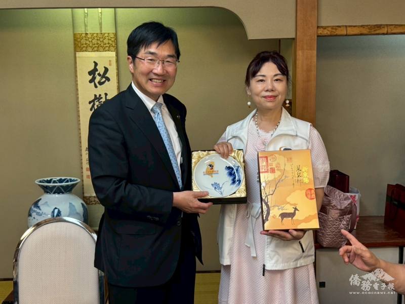 臺日文化傳承交流協會會長正田千媛(右)、長濱市市長浅見宣義(左)互贈紀念品