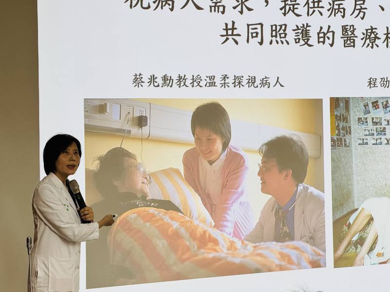 台大醫院26日舉辦「緩和療護三十載：深耕、傳承、共創未來」台大醫院130週年院慶研討會記者會，對於緩和醫療病房的成立，台大醫院家庭醫學部主任程劭儀（左）從年輕住院醫師時期就開始參與，可說從醫生涯幾乎與緩和醫療病房歷程畫上等號