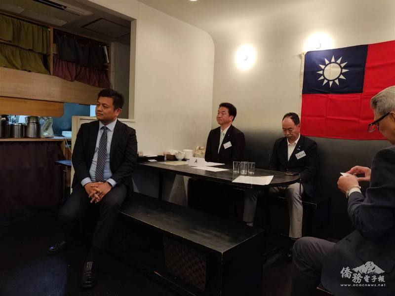 駐大阪辦事處副參事劉拓(左)及日臺親善議員(寺田一博中)、能勢昌弘(右)出席懇親會