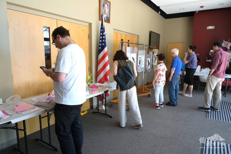 來賓欣賞靜態展覽