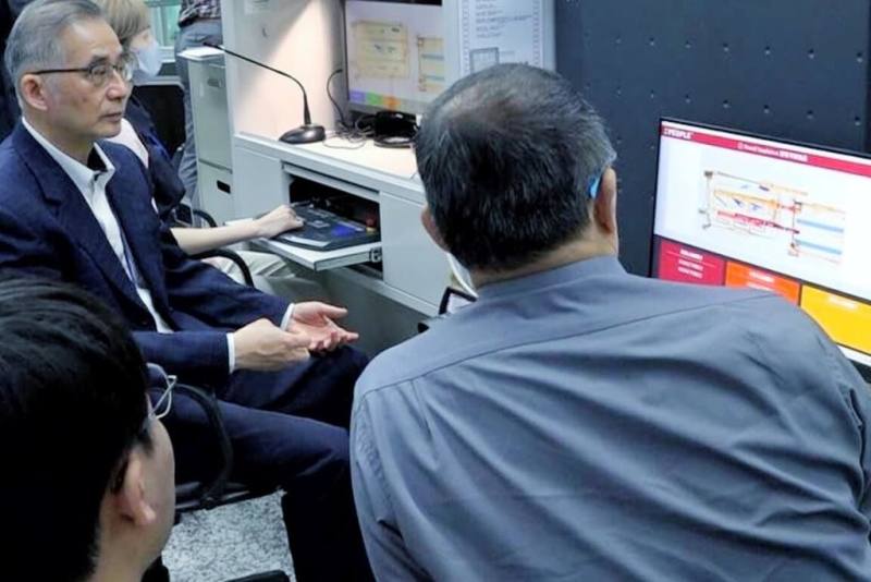 為加速機場通關時間，提升安檢效能及紓緩安檢人力，航空警察局與科研單位合作，自主研發「X光圖檔影像AI數位分析系統」，將AI影像識別技術導入X光機行李檢查設備。圖為航警局長廖恆裕（左1）了解系統作業情形。（航空警察局提供）