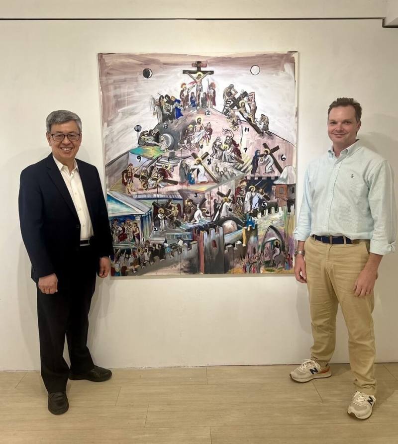 前副總統陳建仁（左）前往參觀旅台美籍天主教藝術家史帝福（Steve Emmons）（右）畫展，與史帝福在一幅描述耶穌受難主題的畫作前合影。（史帝福提供）