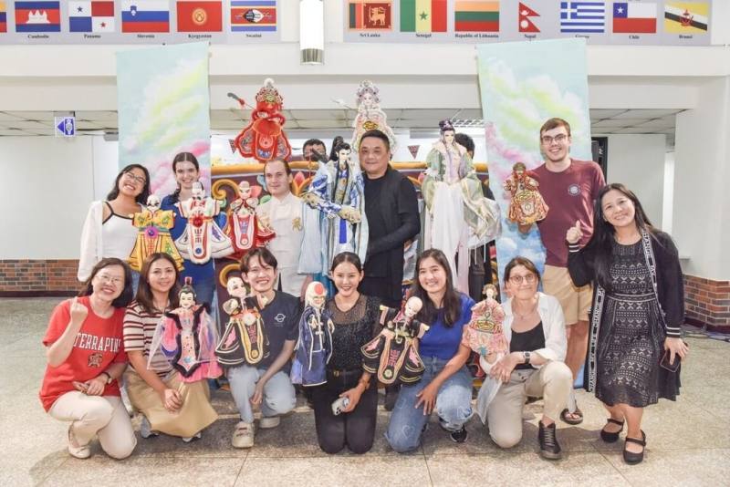 台灣師範大學國語教學中心邀請全樂閣木偶劇團演出台灣傳統技藝布袋戲，讓外籍學員感受布袋戲的魅力，現場還安排操作體驗。（台師大提供）