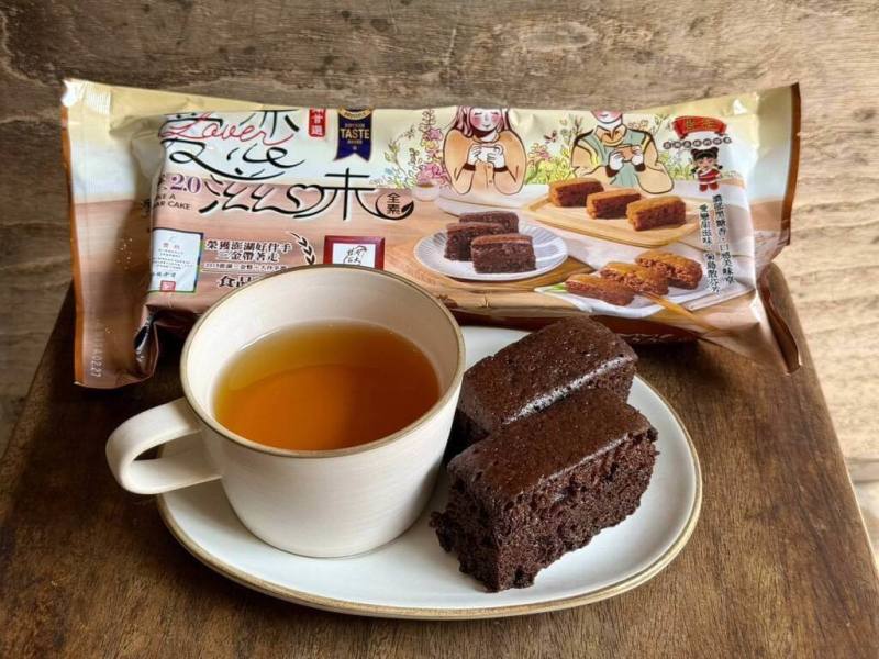 澎湖黑妞食品以創新口味與製程，推出全新升級黑妞2.0黑糖糕，其中最具代表性的「愛戀滋味2.0巧克力黑糖糕」，今年以絕佳風味榮獲iTQi（國際風味暨品質評鑑所）風味絕佳獎章。（鄭龍蛟提供）