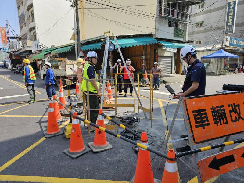 現場查看下水道內部狀況