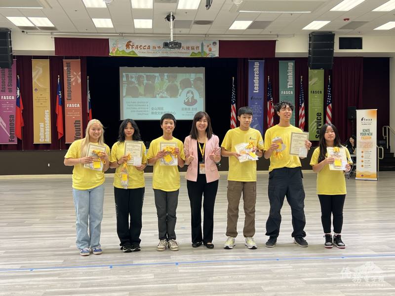 金山灣區僑教中心主任莊雅淑(中)頒發結業證書