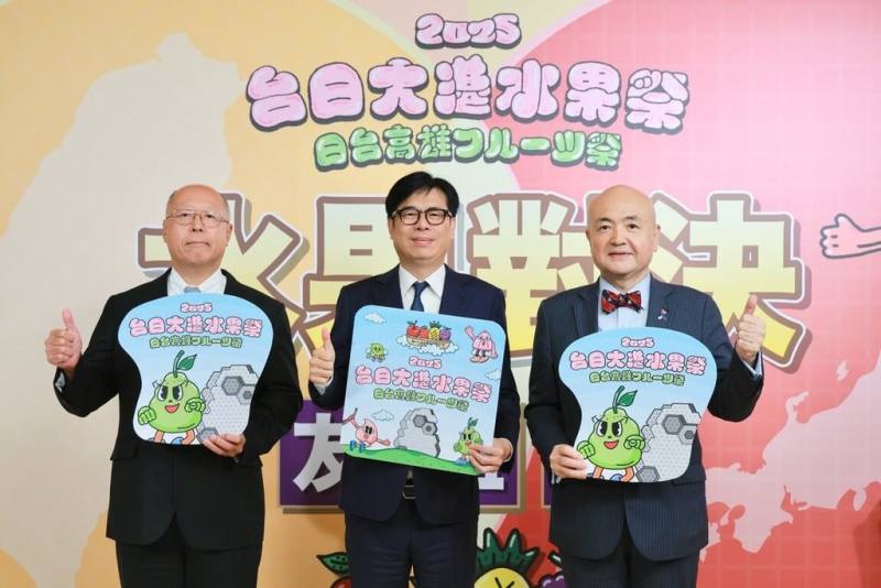 日本台灣交流協會台北事務所代表片山和之（右）偕同高雄事務所所長奧正史（左）25日拜會高雄市長陳其邁（中），攜手宣傳「2025台日大港水果祭」。（高雄市行政暨國際處提供）