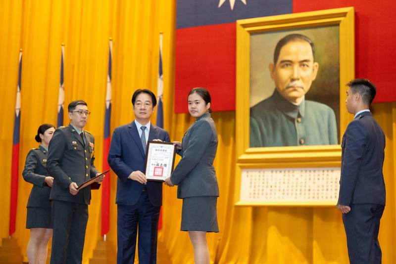 總統頒發畢業證書、授階予學生代表，並頒獎表揚成績優異的畢業生