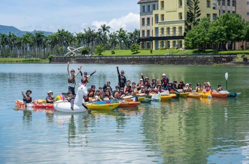 東華大學社會參與中心表示，連續3年開設全台唯一納入學分制的特色通識課程「手造獨木舟與河海連結」，來自17個學系、30名學生，以6天營隊方式打造獨木舟，已積累9艘成果。（東華大學社會參與中心提供）
