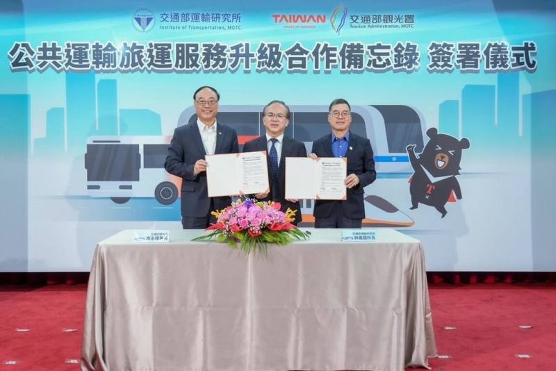 交通部運輸研究所與觀光署26日簽訂公共運輸旅運服務升級合作備忘錄（MOU），在交通部政務次長陳彥伯（中）見證下，由運研所長林繼國（右）與觀光署長周永暉（左）代表簽署。（觀光署提供）