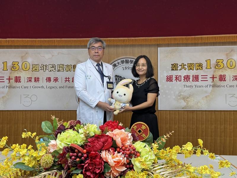 台大醫院26日舉辦「緩和療護三十載：深耕、傳承、共創未來」台大醫院130週年院慶研討會記者會，家屬代表連純慧（右）分享父親「連醫師」在台大醫院走完人生最後一程故事