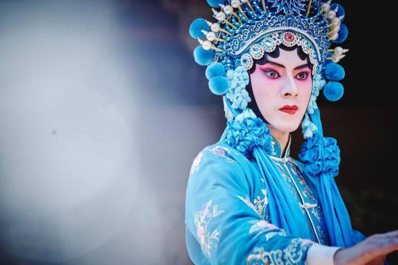 第36屆傳藝金曲獎將在8月登場，國立傳統藝術中心今年特別邀請演員李國毅擔任典禮宣傳大使。圖為李國毅在戲劇「商魂」挑戰京劇演出。（傳藝中心提供）