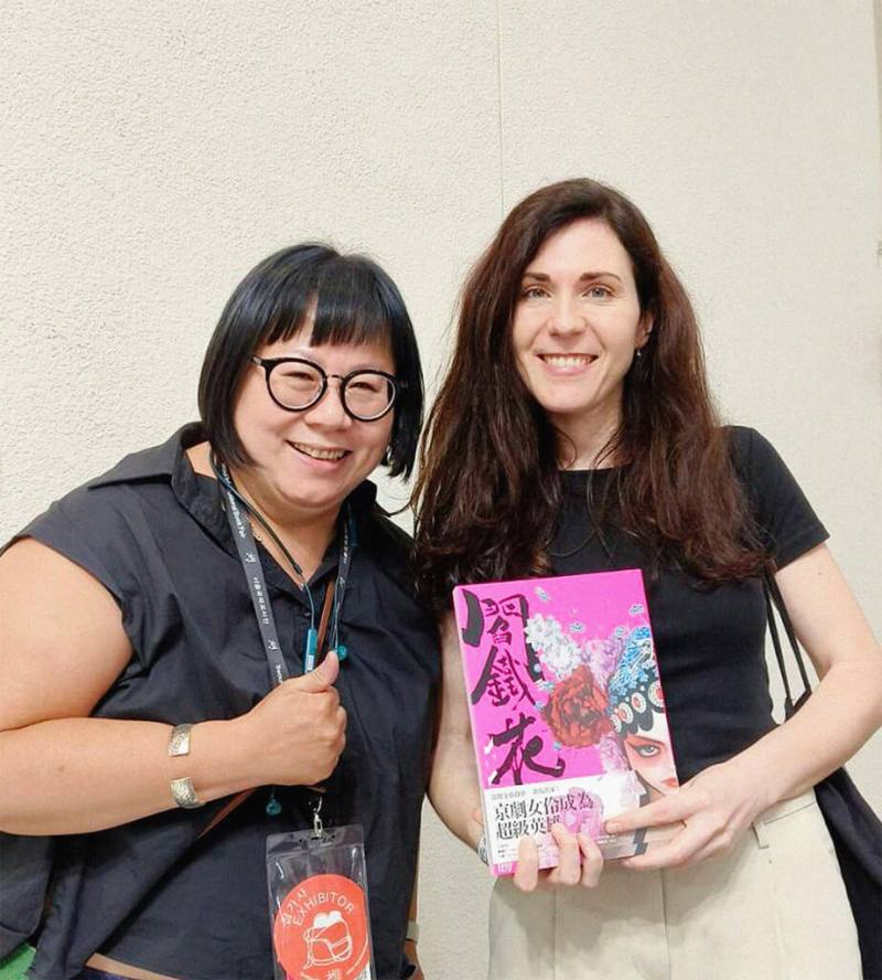 資深主編洪雅雯（左）近期出席韓國首爾書展，賣出漫畫家常勝作品「閻鐵花」西班牙版權，並與西班牙出版社編輯羅德里奎茲（Miriam Rodríguez）（右）合影留念。（洪雅雯提供）