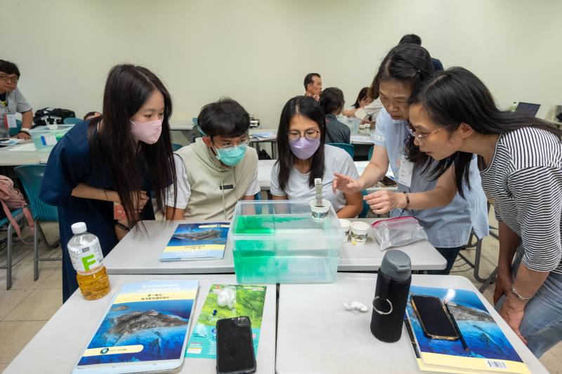 海洋委員會114年5月23-25日辦理海洋素養種子教師培訓，透過科學實驗操作及示範教學，帶領教師認識海洋素養教育