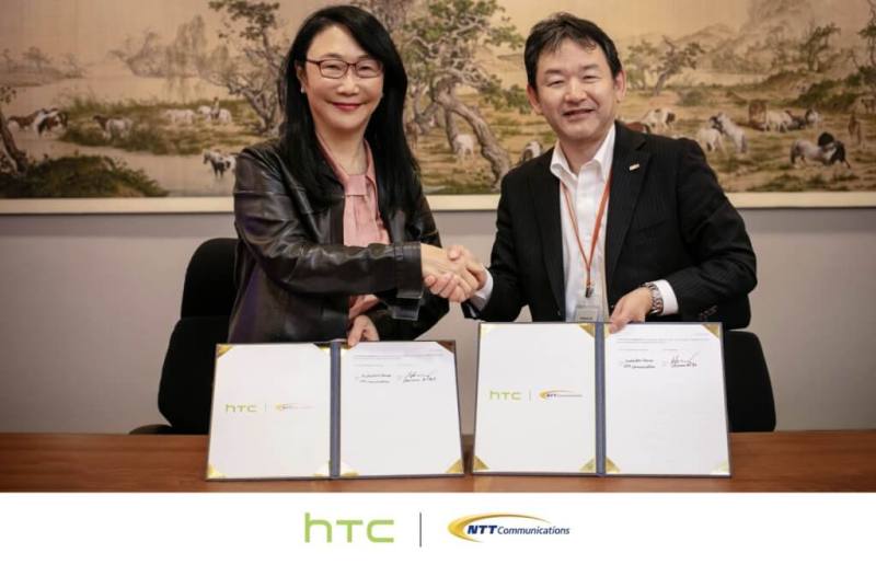HTC董事長暨執行長王雪紅（左）與 NTT Communications株式會社執行副總裁暨業務解決方案部總經理井上睦宏（右），簽署策略合作備忘錄（MOU）。（宏達電提供）
