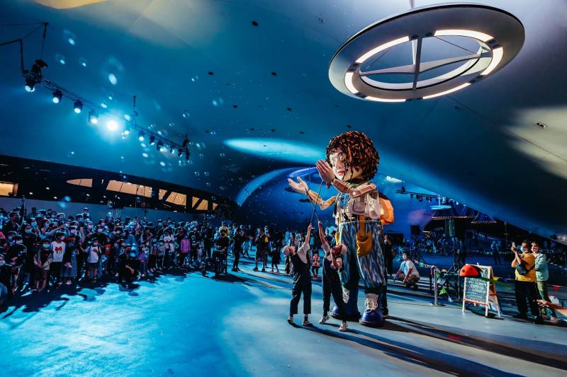 藝術報國《艾拉－相遇中之島》將由5名舞者協同操作4.2公尺高的大型偶，藉由未來的敘事視角與巨大的視覺對比，呈現撼動人心的互動表演。（藝術報國提供，林峻永攝影）