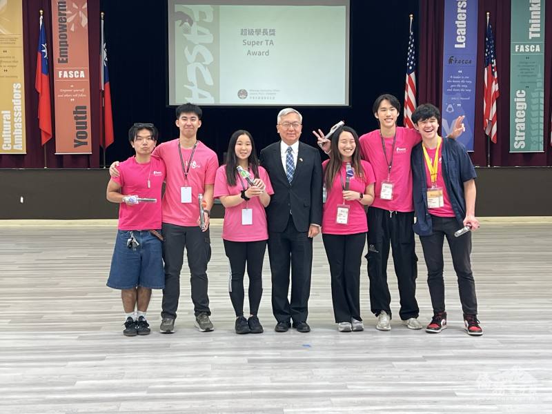 駐舊金山辦事處副處長朱永昌(中)頒發超級學長獎