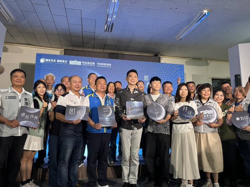 2025新月沙灣海洋音樂祭將於8月16日盛大登場，竹北市長鄭朝方（前中）25日表示，今年主題為「如歌、月牙、潮起沙洲」，從當天晚上6時30分起至晚間10時，將有3組歌手分別進行40分鐘演出